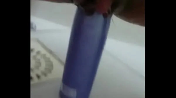 XXX Stuffing the shampoo into the pussy and the growing clitoris siistiä elokuvaa