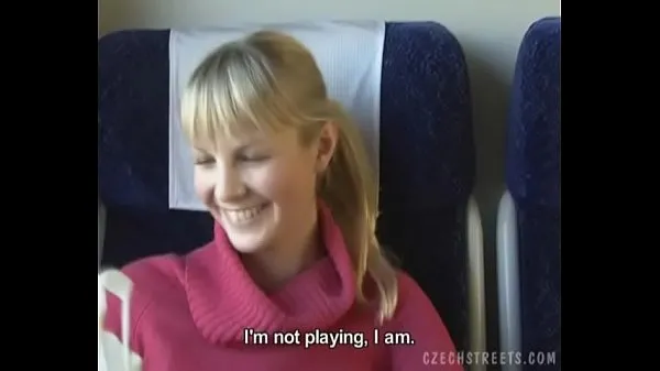 XXX チェコの通り電車の中でブロンドの女の子 のクールな映画