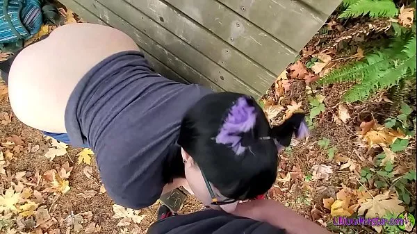 XXX Kitty explores the whole woods to find this nice secluded bench to rest my backpack full of toys on. Now she can finally give this pussy the attention it needs skvělé filmy