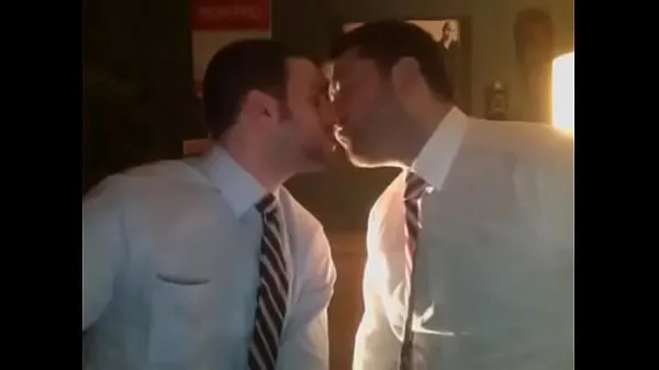 XXX Sexy Guys Kissing Each Other While Smoking skvělé filmy