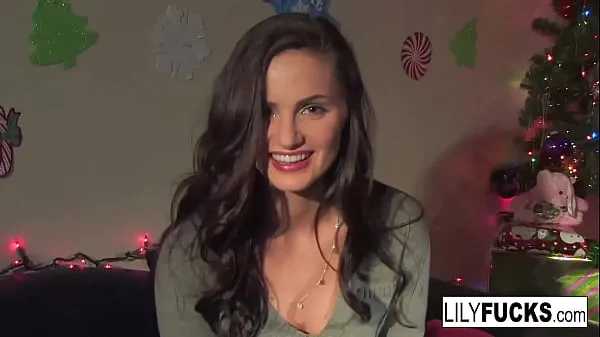 XXX Lily nos conta seus desejos de Natal com tesão antes de se satisfazer em ambos os buracos filmes legais
