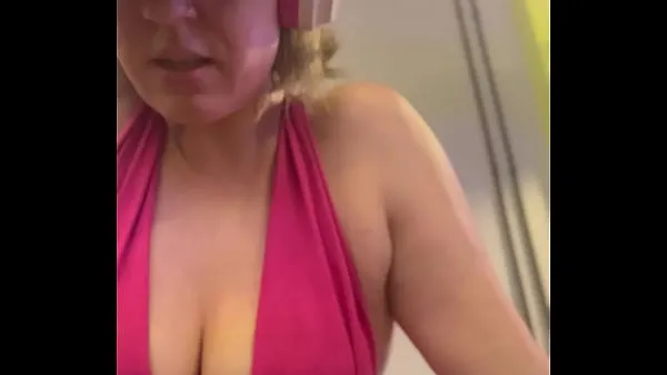 XXX Wow, my training at the gym left me very sweaty and even my pussy leaked, I was embarrassed because I was so horny kule filmer